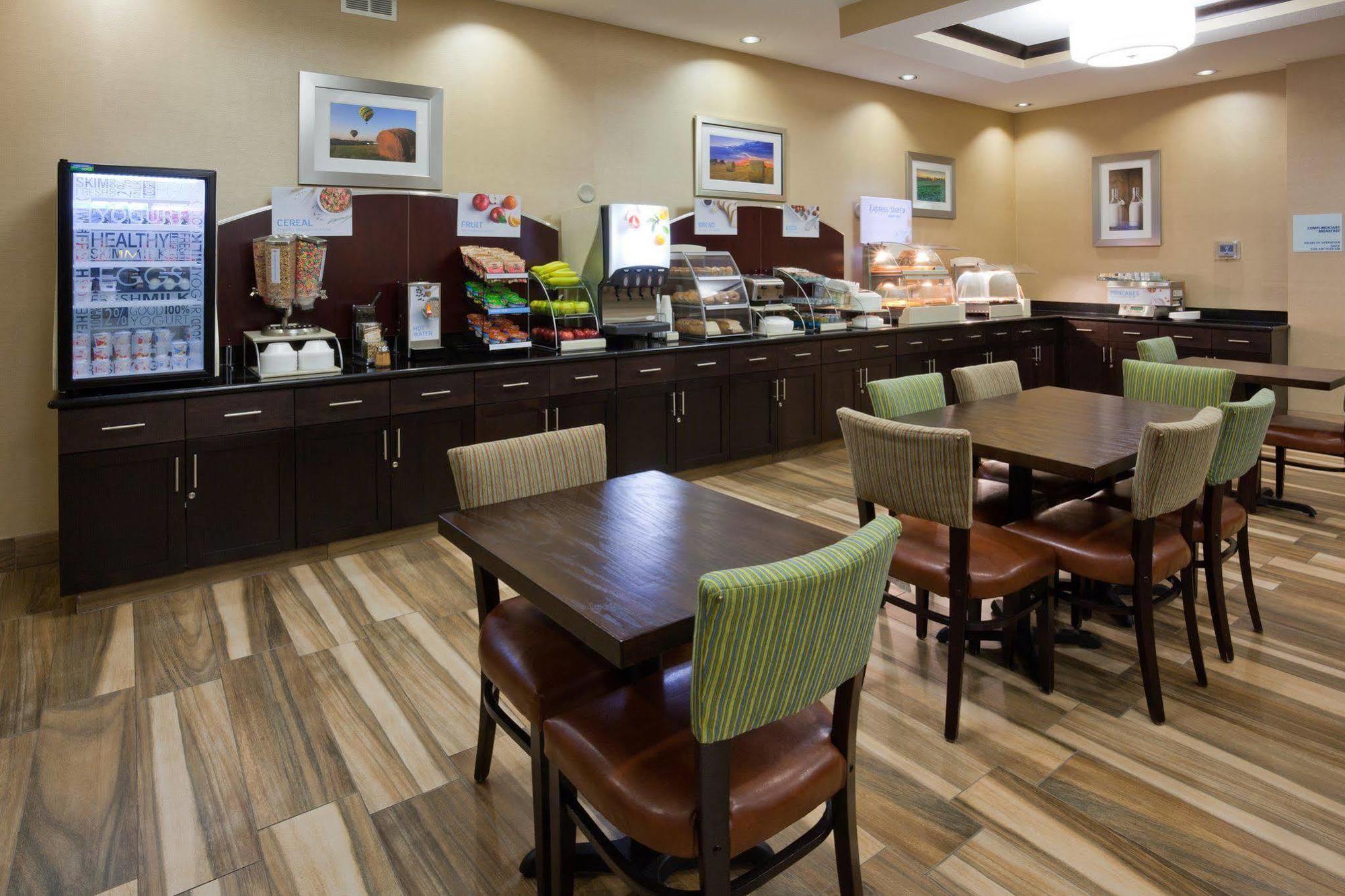 Holiday Inn Express & Suites Fort Dodge By Ihg Εξωτερικό φωτογραφία